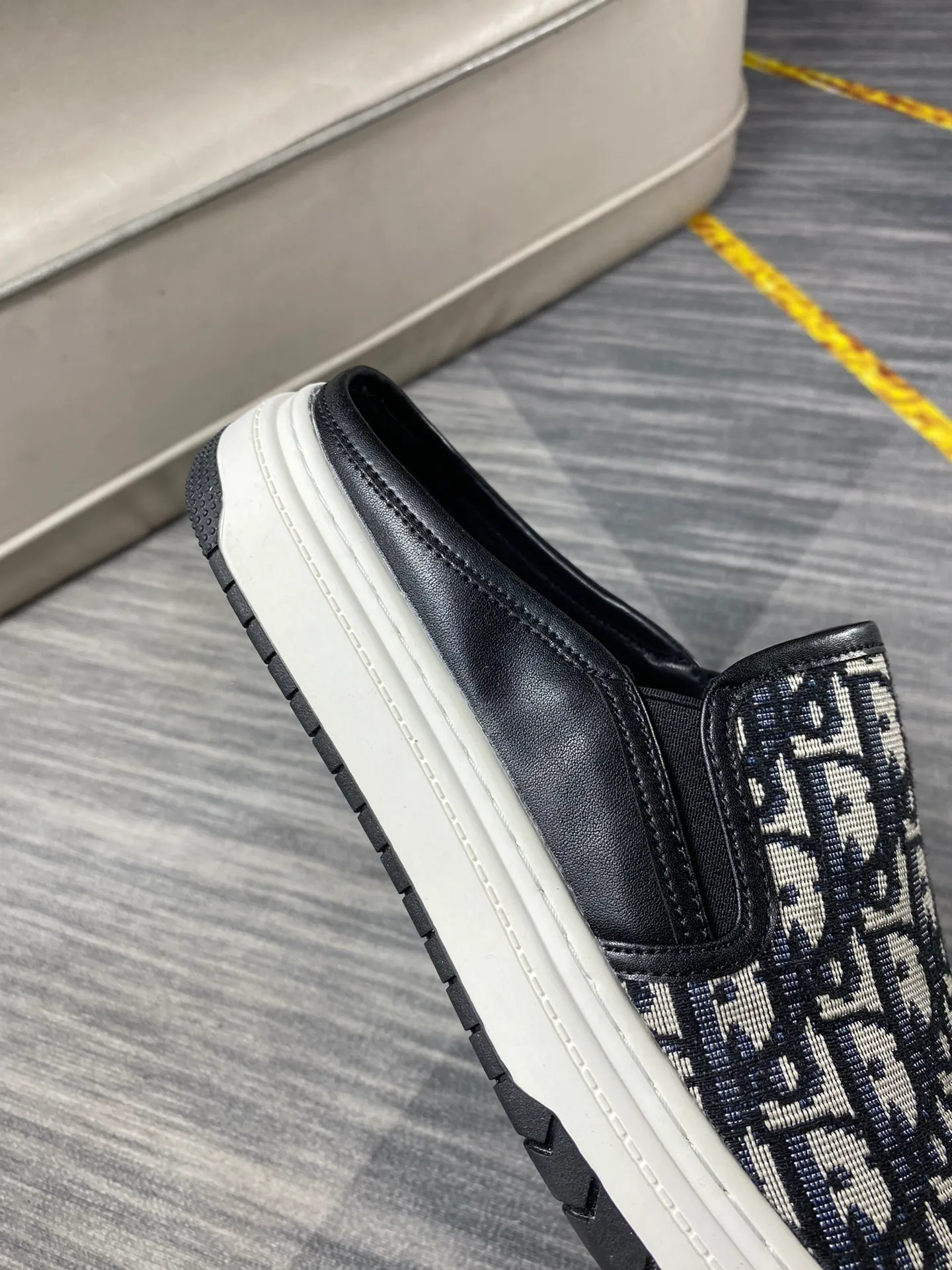 P380 Dior men's casual half-drag👞. Handsome and versatile low-top shoes, with exquisite branded jacquard fabric for the upper, sheepskin lining for the feet, 🌺🌺perfect shoe last, 🌲🌲fashionable and handsome, comfortable on the feet, 🚗🚗wear-resistant and non-slip rubber outsole. Code number: 38-44. 45 is custom-made and cannot be returned or exchanged